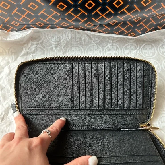 Tory Burch Robinson Passport Continental Wallet Black Gold